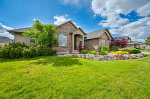 View of front facade with a front yard