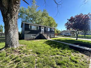 Bi-level home featuring a front yard