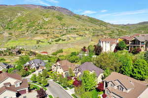 Birds eye view of property featuring a mountain view