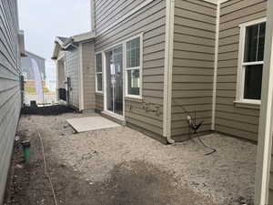 Side courtyard & AC unit area