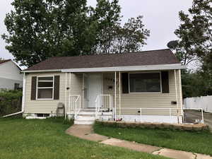 View of front of home featuring a front yard