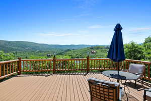 Extra large deck overlooking Clyde Lake.