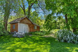 View of yard featuring an outdoor structure