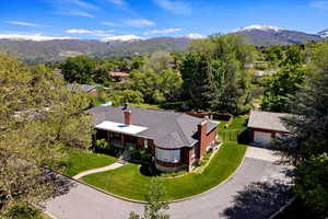 Aerial view with a mountain view