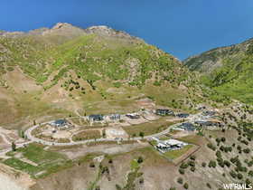 Aerial view with a mountain view