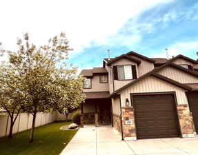 View of front facade featuring a front lawn