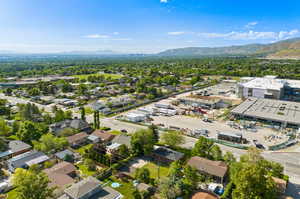 Aerial view with a mountain view