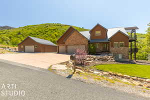 View of front facade featuring a front yard and a mountain view