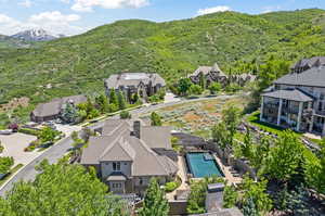 Aerial view with a mountain view