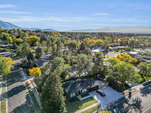 Birds eye view of property featuring a mountain view