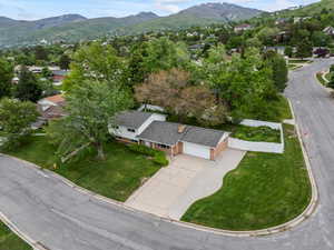 Bird's eye view with a mountain view