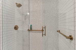 Room details featuring tiled shower