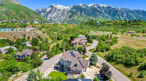 Aerial view with a mountain view