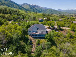 Aerial view with a mountain view