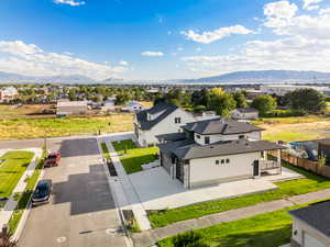 Birds eye view of property featuring a mountain view