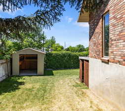 View of yard featuring an outdoor structure