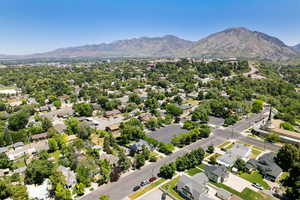 Aerial view with a mountain view