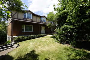 View of front facade featuring a front yard