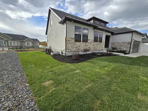 View of front facade featuring a front yard and a garage