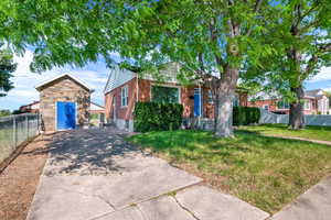 View of front of house featuring a front yard