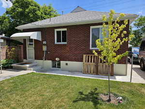 View of front facade featuring a front lawn