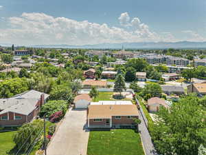 Birds eye view of property featuring a mountain view