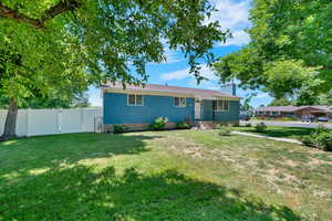 View of front facade with a front yard