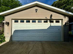 Oversized 2 car garage 25 ft x 21.5 ft