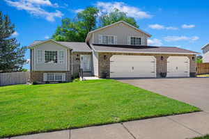 Tri-level home featuring a front yard