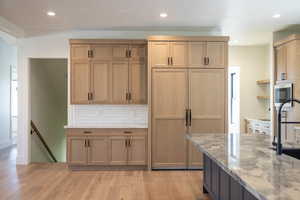 Kitchen w/oak cabinets and built in appliances