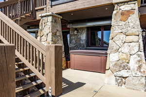 Property entrance with a hot tub