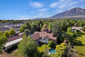 Bird's eye view with a mountain view