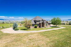 View of front facade featuring a front yard and a mountain view