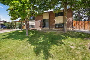 View of front facade featuring a front yard