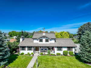 View of front of property featuring a front yard