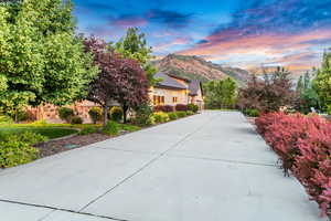 Huge driveway with tons of parking!