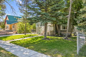 View of front of property featuring a front yard