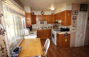 KITCHEN / DINING AREA