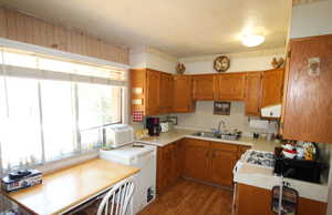 KITCHEN / DINING AREA