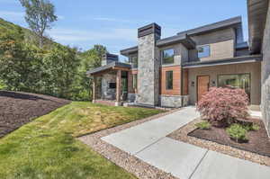 View of front of property featuring a front yard