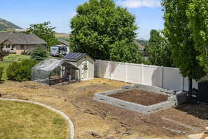 View of yard with an outdoor structure