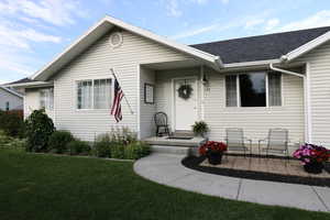 Ranch-style home featuring a front yard