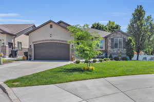 View of front facade featuring a front yard