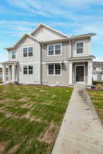 View of front facade featuring a front yard