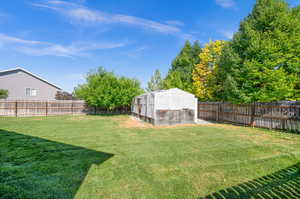 View of yard featuring an outbuilding