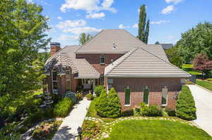 View of front of home featuring a front yard