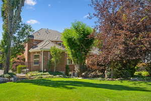 View of front facade with a front yard