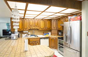 Kitchen with range, decorative backsplash,