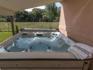 Newer Viking 7-person hot tub