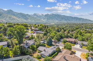 Bird's eye view with a mountain view